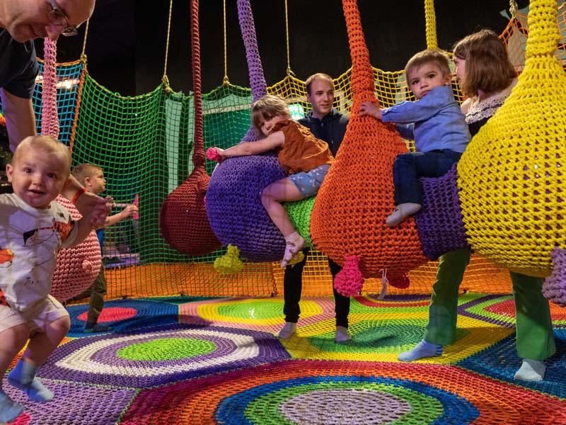 Trampolin und Spiele für Kinder unter 5 Jahren.